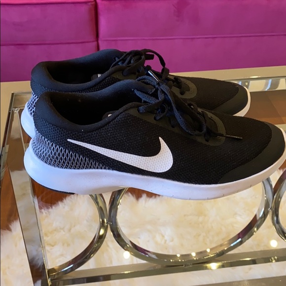 Lightly worn Nike sneakers - Picture 2 of 5